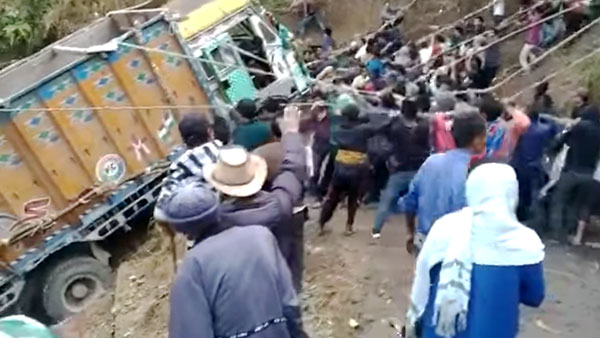 లోయలో పడిన లారీని బయటకు లాగేందుకు ఏకమైన ఊరు వాడ.. లోయలో పడిన లారీని బయటకు లాగేందుకు ఏకమైన ఊరు వాడ..