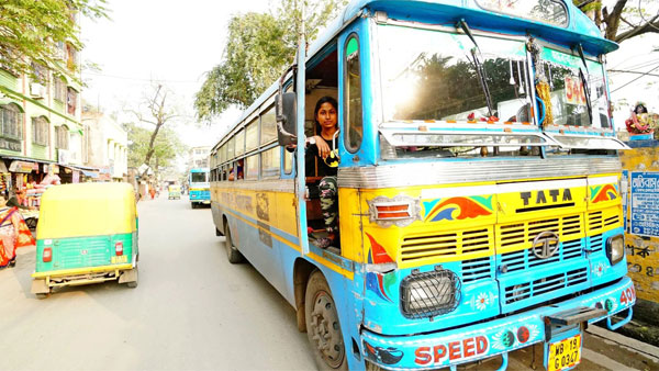 భారతదేశంలోనే అతి పిన్న వయసులో బస్ స్టీరింగ్ పట్టిన అమ్మాయి.. ఎందుకో మరి మీరే చూడండి