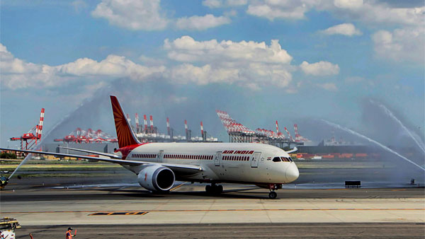 విమనాలు ల్యాండ్ అయ్యేటప్పుడు వాటర్ సెల్యూట్ ఎదుకు చేస్తారో మీకు తెలుసా..?