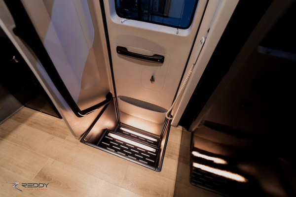 ప్రమాదానికి గురైన అల్లు అర్జున్ కారావ్యాన్.. బన్నీ సేఫ్ 