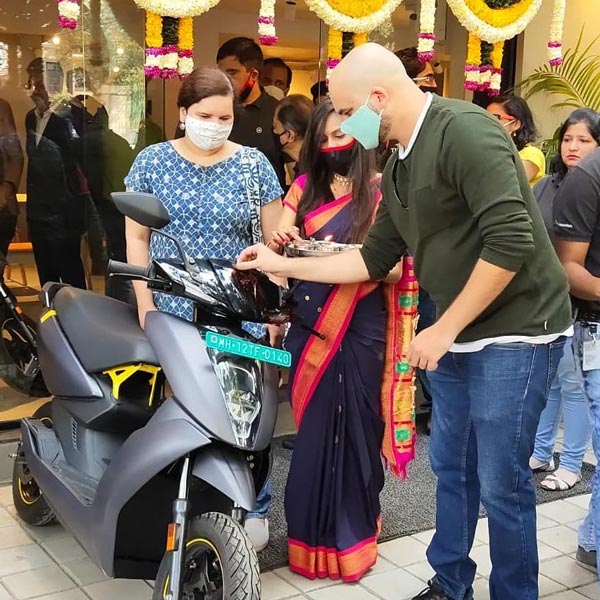 పూనేలో ఏథర్ ఎలక్ట్రిక్ స్కూటర్ల డెలివరీ ప్రారంభం, కొత్త షోరూమ్ ఓపెన్