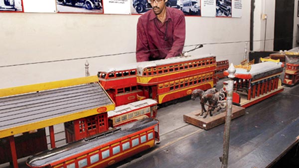 హైదరాబాద్లో మళ్ళీ ప్రారంభం కానున్న డబుల్ డెక్కర్ బస్ సర్వీస్..ఎప్పుడంటే? హైదరాబాద్లో మళ్ళీ ప్రారంభం కానున్న డబుల్ డెక్కర్ బస్ సర్వీస్..ఎప్పుడంటే?