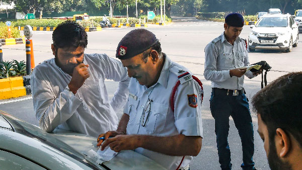 డ్రైవింగ్ లైసెన్స్ పొందాలంటే ఆ సర్టిఫికెట్ తప్పనిసరి; దానిని పోలీసులే..