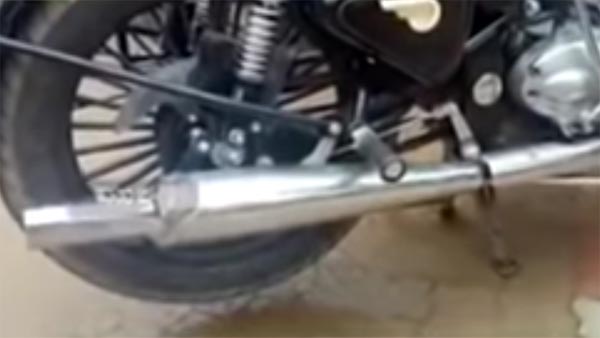 రాయల్ ఎన్ఫీల్డ్ బైక్లపై విరుచుకుపడుతున్న పోలీసులు రాయల్ ఎన్ఫీల్డ్ బైక్లపై విరుచుకుపడుతున్న పోలీసులు