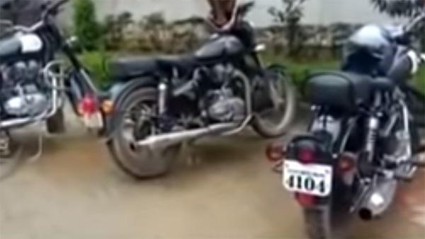 రాయల్ ఎన్ఫీల్డ్ బైక్లపై విరుచుకుపడుతున్న పోలీసులు రాయల్ ఎన్ఫీల్డ్ బైక్లపై విరుచుకుపడుతున్న పోలీసులు