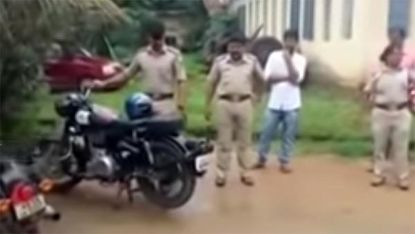 రాయల్ ఎన్ఫీల్డ్ బైక్లపై విరుచుకుపడుతున్న పోలీసులు రాయల్ ఎన్ఫీల్డ్ బైక్లపై విరుచుకుపడుతున్న పోలీసులు
