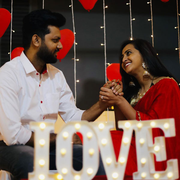 భర్తకు 16 లక్షల కారు గిఫ్ట్‌గా ఇచ్చిన తెలుగు యాంకర్ లాస్య