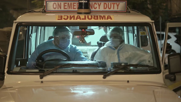 20 సంవత్సరాలు ఫ్రీ అంబులెన్స్ సర్వీస్ చేసిన జంట