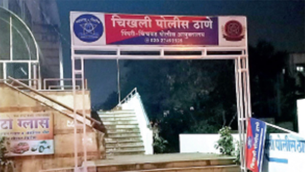 వామ్మో.. పోలీస్ స్టేషన్ సమీపంలో ఆపి ఉంచిన కారు టైర్లనే దొంగలించారు.. ఎక్కడనుకుంటున్నారా..!