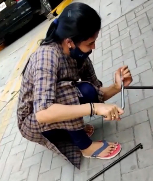 కార్ టైర్ మారుస్తూ కనిపించిన డిప్యూటీ కమిషనర్ రోహిణి సింధూరి [వీడియో]