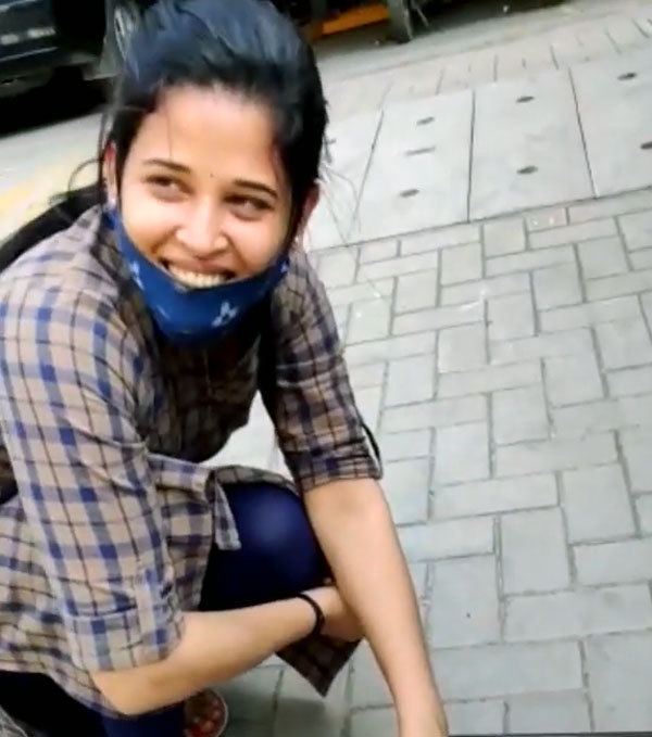 కార్ టైర్ మారుస్తూ కనిపించిన డిప్యూటీ కమిషనర్ రోహిణి సింధూరి [వీడియో]