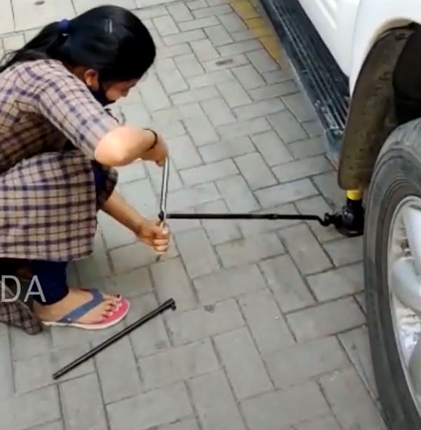 కార్ టైర్ మారుస్తూ కనిపించిన డిప్యూటీ కమిషనర్ రోహిణి సింధూరి [వీడియో]