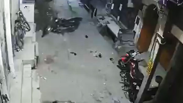 తనకు తానుగా కదిలిన బైక్.. బహుశా ఇది దెయ్యం పనేనా.. అయితే వీడియో చూడండి తనకు తానుగా కదిలిన బైక్.. బహుశా ఇది దెయ్యం పనేనా.. అయితే వీడియో చూడండి