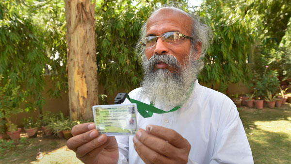 మంత్రి కాన్వాయ్ ఓవర్‌టేక్ చేయడంతో చిక్కులో పడ్డ పర్యాటకులు