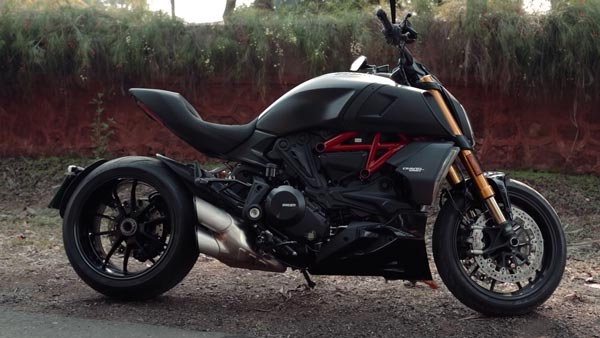 గ్రామస్థుల మాటలు తప్పుగా అర్థం చేసుకుని వారిపై విరుచుకుపడిన యువతి [వీడియో]