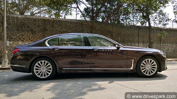 బిఎమ్‌డబ్ల్యూ 730ఎల్‌డి లగ్జరీ సెడాన్ రివ్యూ.. లేటెస్ట్ ఫీచర్స్ & వివరాలు 