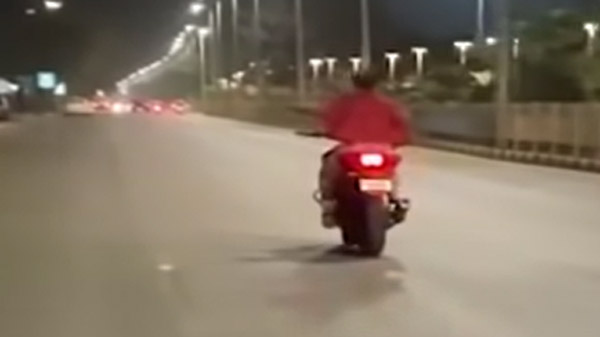 యువకులు కూడా చేయలేని బైక్ స్టంట్ చేసిన యువతి అరెస్ట్