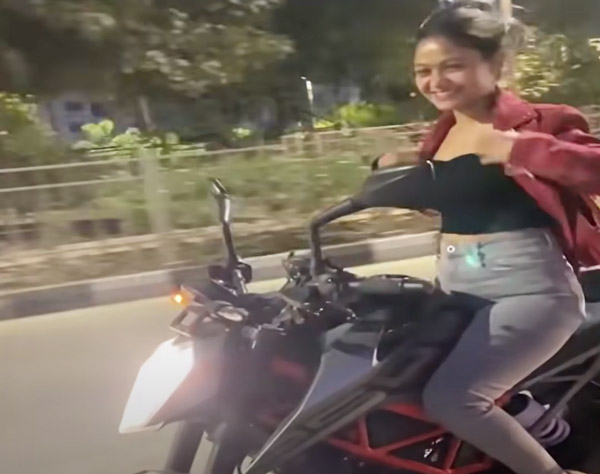 యువకులు కూడా చేయలేని బైక్ స్టంట్ చేసిన యువతి అరెస్ట్