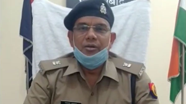 ఒకరిపై ఒకరు కూర్చుని ప్రమాదకరమైన బైక్ స్టంట్స్ చేసిన యువతులు