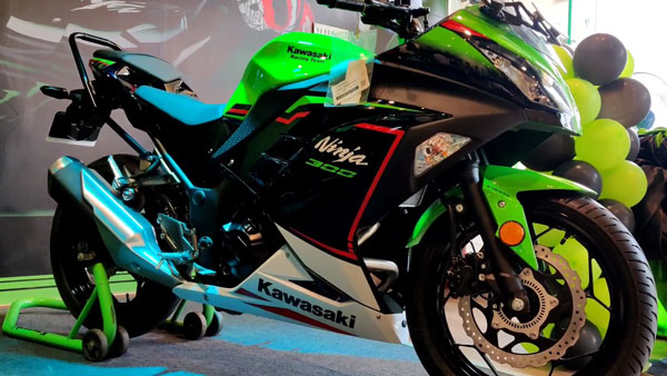 డీలర్ల వద్దకు చేరుకుంటున్న 2021 కవాసకి నింజా 300; త్వరలో డెలివరీలు! డీలర్ల వద్దకు చేరుకుంటున్న 2021 కవాసకి నింజా 300; త్వరలో డెలివరీలు!