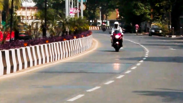 సుజుకి హయాబుసా సూపర్‌బైక్‌పై ట్రాఫిక్ పోలీస్ 