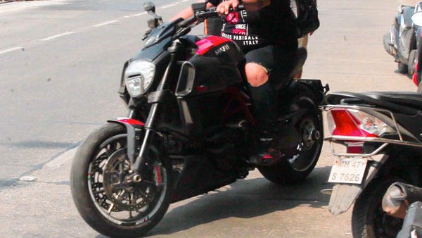 సుజుకి హయాబుసా సూపర్‌బైక్‌పై ట్రాఫిక్ పోలీస్ 