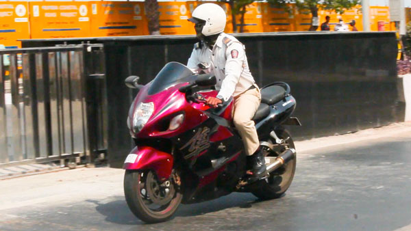 సుజుకి హయాబుసా సూపర్‌బైక్‌పై ట్రాఫిక్ పోలీస్ 