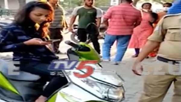 నడి రోడ్డుపై మహిళా స్కూటరిస్ట్ చెంప చెళ్లుమనిపించిన పిఎస్‌ఐ [వీడియో] 