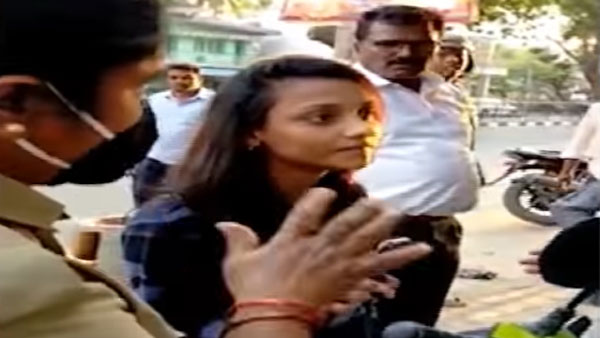 నడి రోడ్డుపై మహిళా స్కూటరిస్ట్ చెంప చెళ్లుమనిపించిన పిఎస్‌ఐ [వీడియో] 