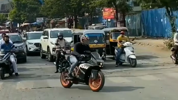 ట్రాఫిక్ సిగ్నెల్‌లో డాన్స్ చేసిన కెటిఎమ్ బైక్ రైడర్ [వీడియో]