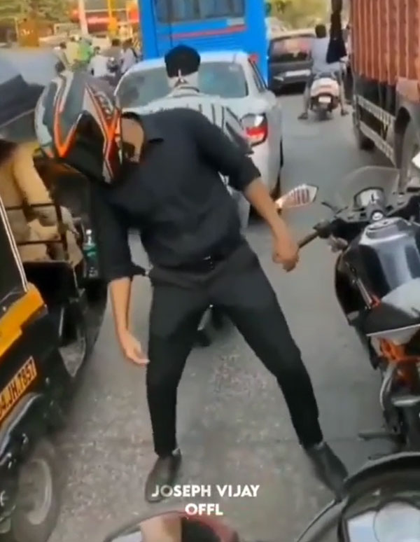 ట్రాఫిక్ సిగ్నెల్‌లో డాన్స్ చేసిన కెటిఎమ్ బైక్ రైడర్ [వీడియో]