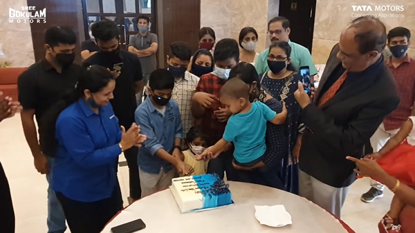 ఒకేరోజు 10 సఫారీ ఎస్‌యూవీలను డెలివరీ చేసిన టాటా మోటార్స్; వివరాలు