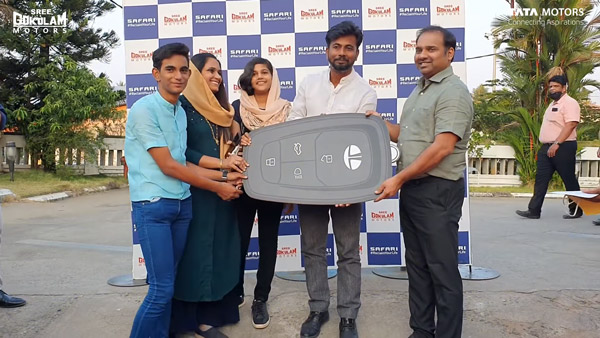 ఒకేరోజు 10 సఫారీ ఎస్‌యూవీలను డెలివరీ చేసిన టాటా మోటార్స్; వివరాలు