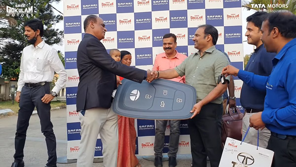 ఒకేరోజు 10 సఫారీ ఎస్‌యూవీలను డెలివరీ చేసిన టాటా మోటార్స్; వివరాలు