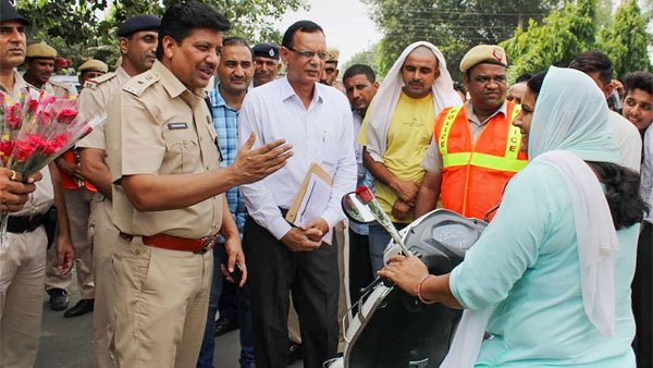 ట్రాఫిక్ ఫైన్ అడిగితే మంగళ సూత్రం ఇచ్చిన మహిళ.. ఇది ఎక్కడో కాదు, మన బెంగళూరులోనే 
