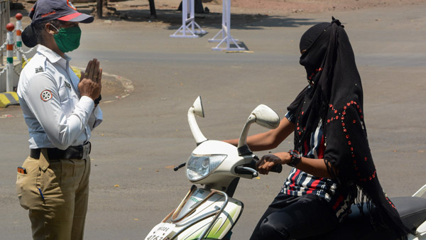 ట్రాఫిక్ ఫైన్ అడిగితే మంగళ సూత్రం ఇచ్చిన మహిళ.. ఇది ఎక్కడో కాదు, మన బెంగళూరులోనే 