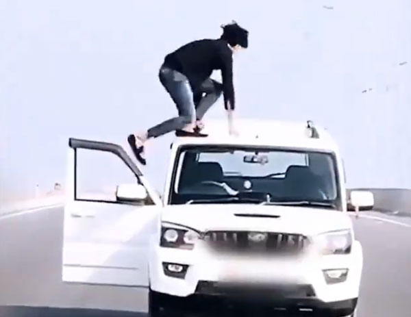 కదిలే కారుపై షాకింగ్ స్టంట్స్ చేసిన పొలిటికల్ లీడర్ కొడుకుపై చర్యలు తీసుకున్న పోలీసులు