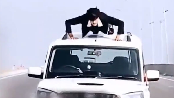 కదిలే కారుపై షాకింగ్ స్టంట్స్ చేసిన పొలిటికల్ లీడర్ కొడుకుపై చర్యలు తీసుకున్న పోలీసులు