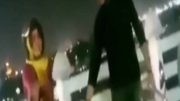 ఈ-చలాన్ విధించారని పోలీసుల క్యాప్ & ఎటిఎం లాక్కుని, బోరున ఏడ్చిన మహిళ [వీడియో]