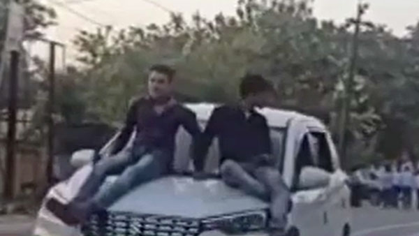 సరదా తీర్చిన సెల్ఫీ; యువకులకు భారీ జరిమానా!