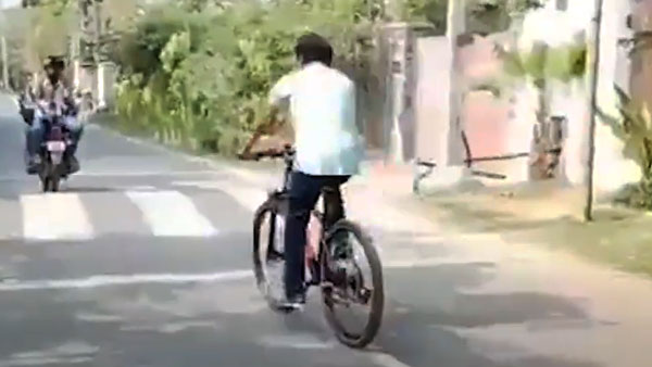 ఓటువేయడానికి సైకిల్‌పై వచ్చిన ఇలయదలపతి విజయ్ 