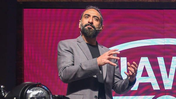 వేగంగా వస్తున్న ట్రైన్‌కి అడ్డంగా వెళ్లి చిన్నారి ప్రాణాలు కాపాడిన రియల్ హీరో [వీడియో]