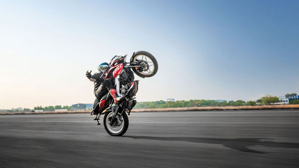 బజాజ్ పల్సర్ ఎన్ఎస్ 160పై చేతులు వదిలేసి వీలీ, వరల్డ్ రికార్డ్ బ్రేక్!