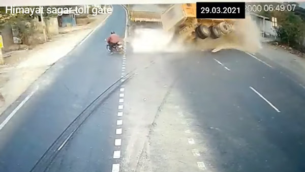 హైదరాబాద్‌లో ఘోర రోడ్డు ప్రమాదం; బైక్ రైడర్ వల్ల ఢీ కొట్టుకున్న రెండు లారీలు