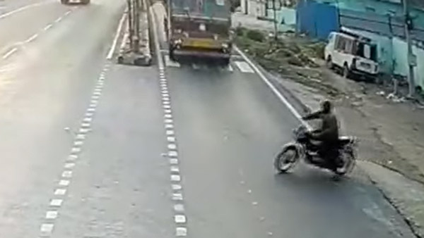 హైదరాబాద్‌లో ఘోర రోడ్డు ప్రమాదం; బైక్ రైడర్ వల్ల ఢీ కొట్టుకున్న రెండు లారీలు