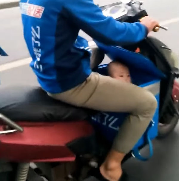 ఈ వీడియో హృదయ విషాదకరం.. ముందు బాక్స్‌లో పాప, వెనుక డెలివరీ మెటీరియల్ 