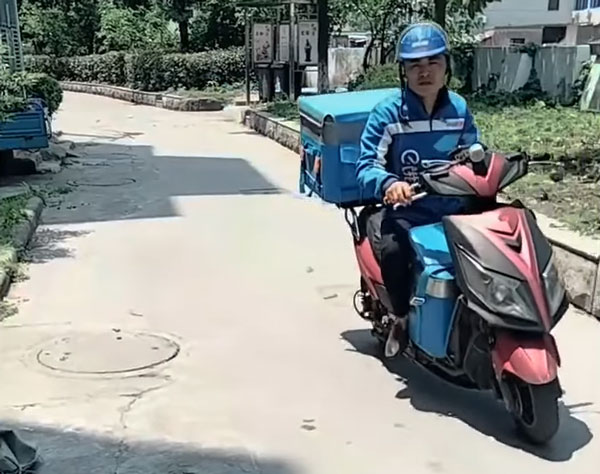 ఈ వీడియో హృదయ విషాదకరం.. ముందు బాక్స్‌లో పాప, వెనుక డెలివరీ మెటీరియల్ 