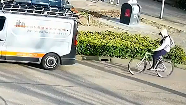 మొబైల్ చూస్తూ వెళ్తున్నందుకు మొహం పచ్చడైంది.. ఎలా అనుకుంటున్నారా? మొబైల్ చూస్తూ వెళ్తున్నందుకు మొహం పచ్చడైంది.. ఎలా అనుకుంటున్నారా?