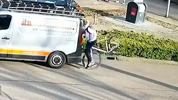 మొబైల్ చూస్తూ వెళ్తున్నందుకు మొహం పచ్చడైంది.. ఎలా అనుకుంటున్నారా? మొబైల్ చూస్తూ వెళ్తున్నందుకు మొహం పచ్చడైంది.. ఎలా అనుకుంటున్నారా?