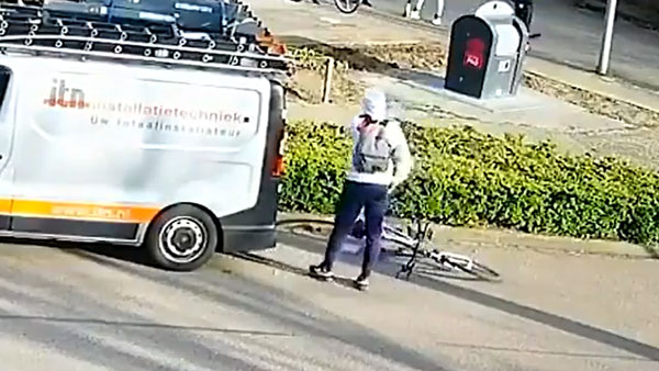 మొబైల్ చూస్తూ వెళ్తున్నందుకు మొహం పచ్చడైంది.. ఎలా అనుకుంటున్నారా? మొబైల్ చూస్తూ వెళ్తున్నందుకు మొహం పచ్చడైంది.. ఎలా అనుకుంటున్నారా?